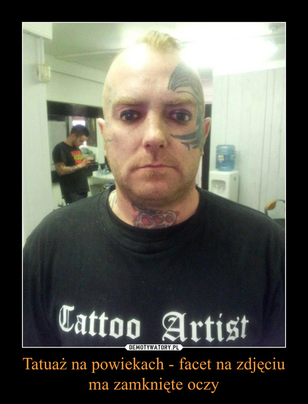 Tatuaż na powiekach - facet na zdjęciu ma zamknięte oczy –  