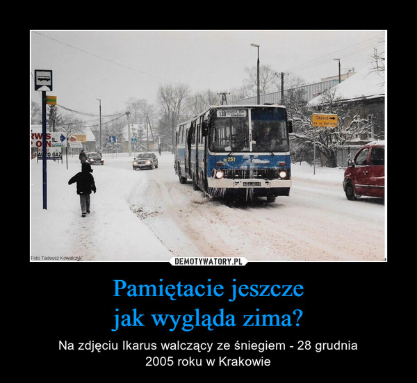 Pamiętacie jeszczejak wygląda zima? – Na zdjęciu Ikarus walczący ze śniegiem - 28 grudnia2005 roku w Krakowie 