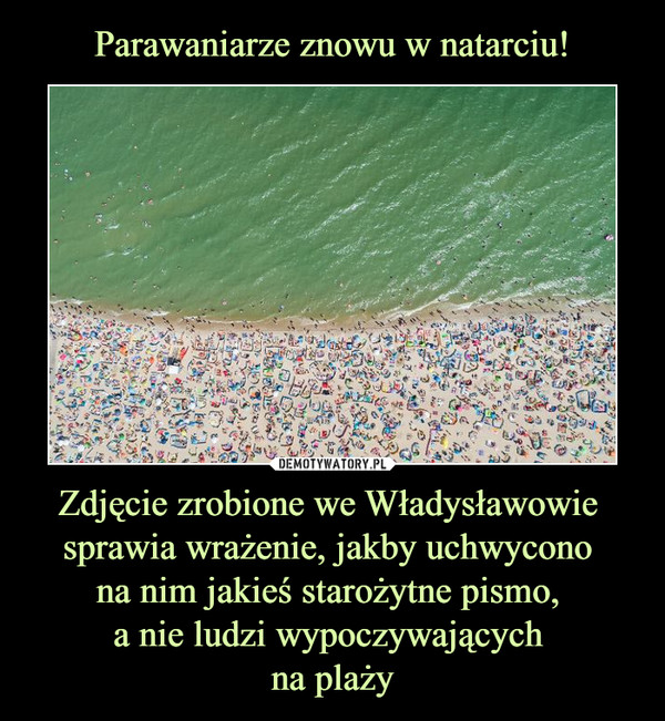 Zdjęcie zrobione we Władysławowie sprawia wrażenie, jakby uchwycono na nim jakieś starożytne pismo, a nie ludzi wypoczywających na plaży –  