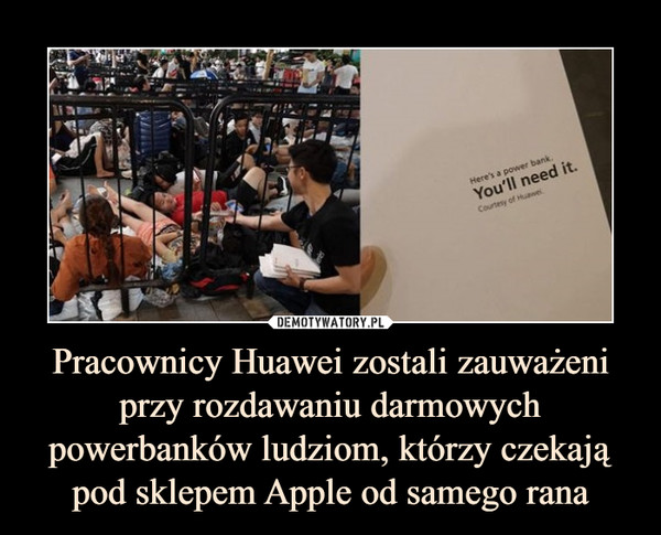 Pracownicy Huawei zostali zauważeniprzy rozdawaniu darmowych powerbanków ludziom, którzy czekają pod sklepem Apple od samego rana –  