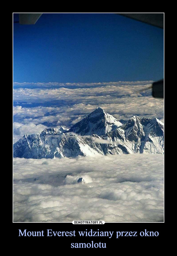 Mount Everest widziany przez okno samolotu –  