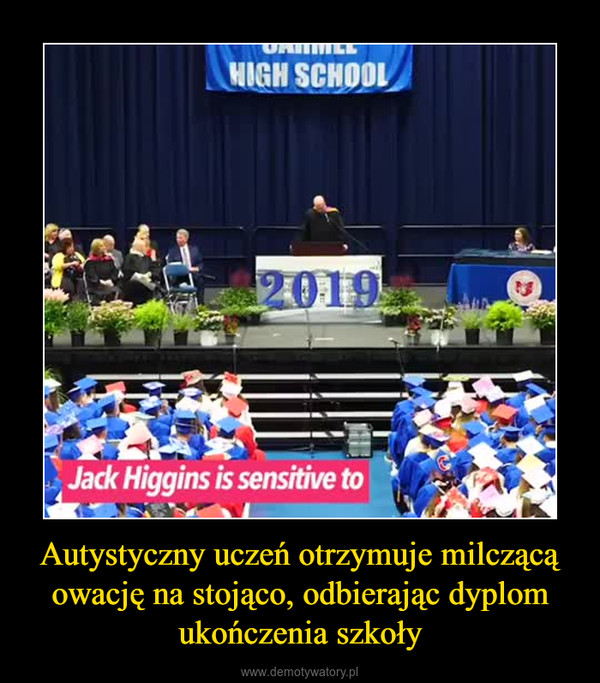 Autystyczny uczeń otrzymuje milczącą owację na stojąco, odbierając dyplom ukończenia szkoły –  