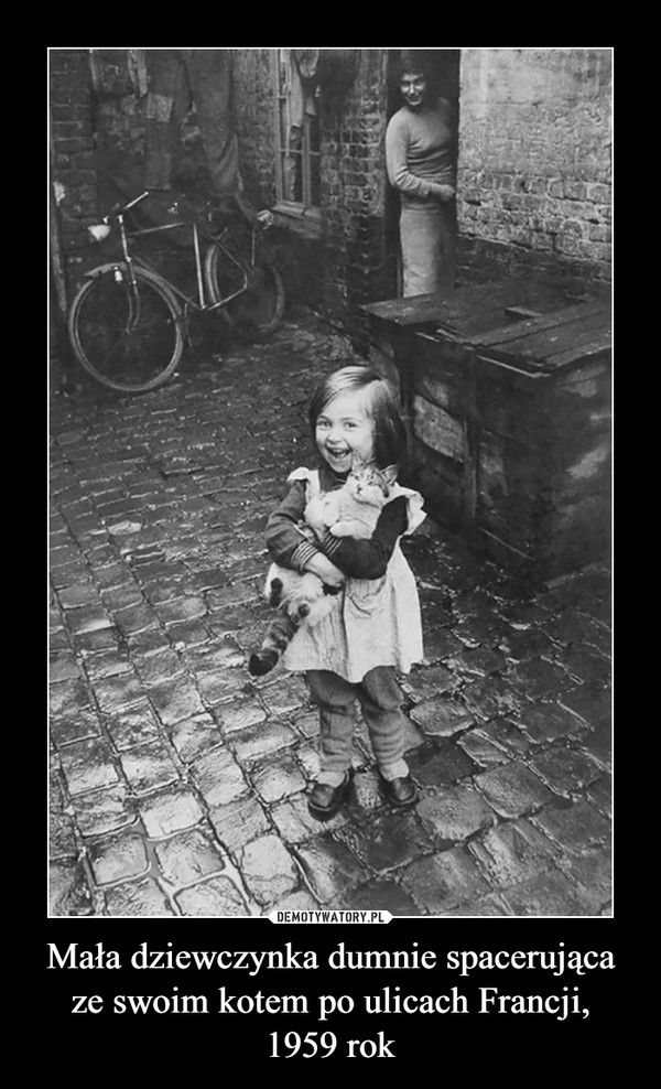 Mała dziewczynka dumnie spacerująca ze swoim kotem po ulicach Francji,1959 rok –  