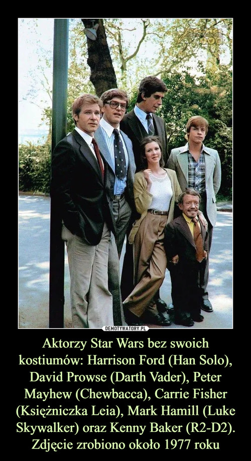 Aktorzy Star Wars bez swoich kostiumów: Harrison Ford (Han Solo), David Prowse (Darth Vader), Peter Mayhew (Chewbacca), Carrie Fisher (Księżniczka Leia), Mark Hamill (Luke Skywalker) oraz Kenny Baker (R2-D2). Zdjęcie zrobiono około 1977 roku