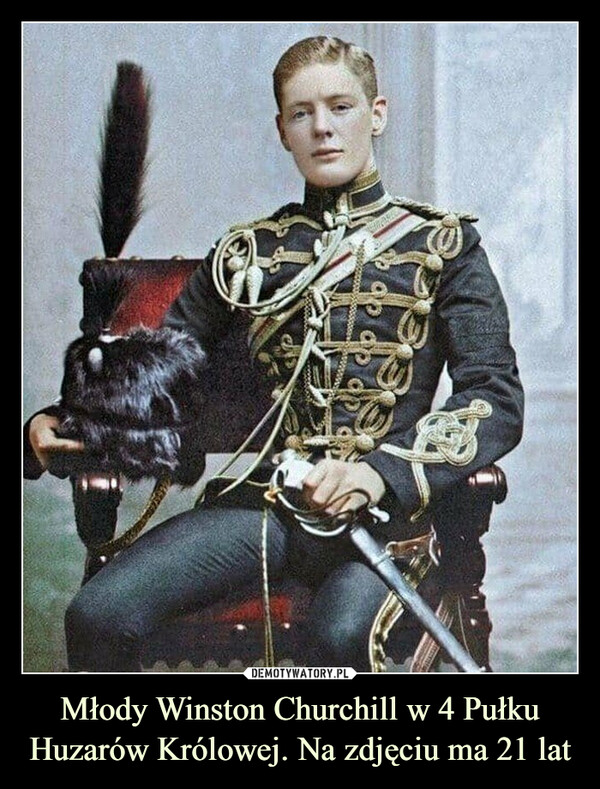 Młody Winston Churchill w 4 Pułku Huzarów Królowej. Na zdjęciu ma 21 lat –  