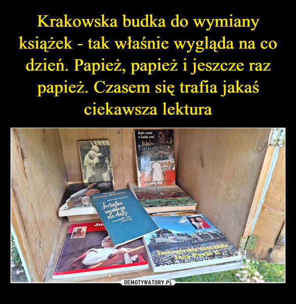 Krakowska budka do wymiany książek - tak właśnie wygląda na co dzień. Papież, papież i jeszcze raz papież. Czasem się trafia jakaś ciekawsza lektura