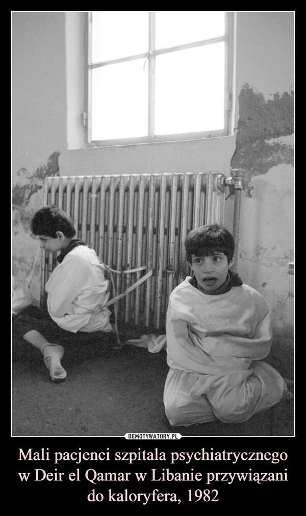 Mali pacjenci szpitala psychiatrycznego w Deir el Qamar w Libanie przywiązani do kaloryfera, 1982 –  